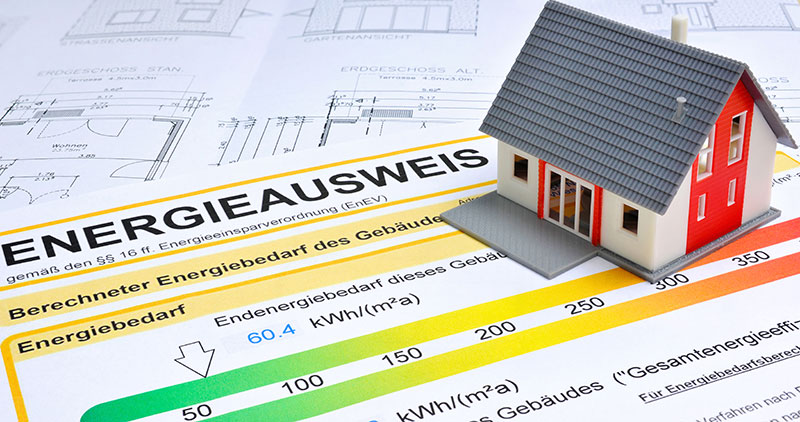 Energieausweis und Modell des Hauses